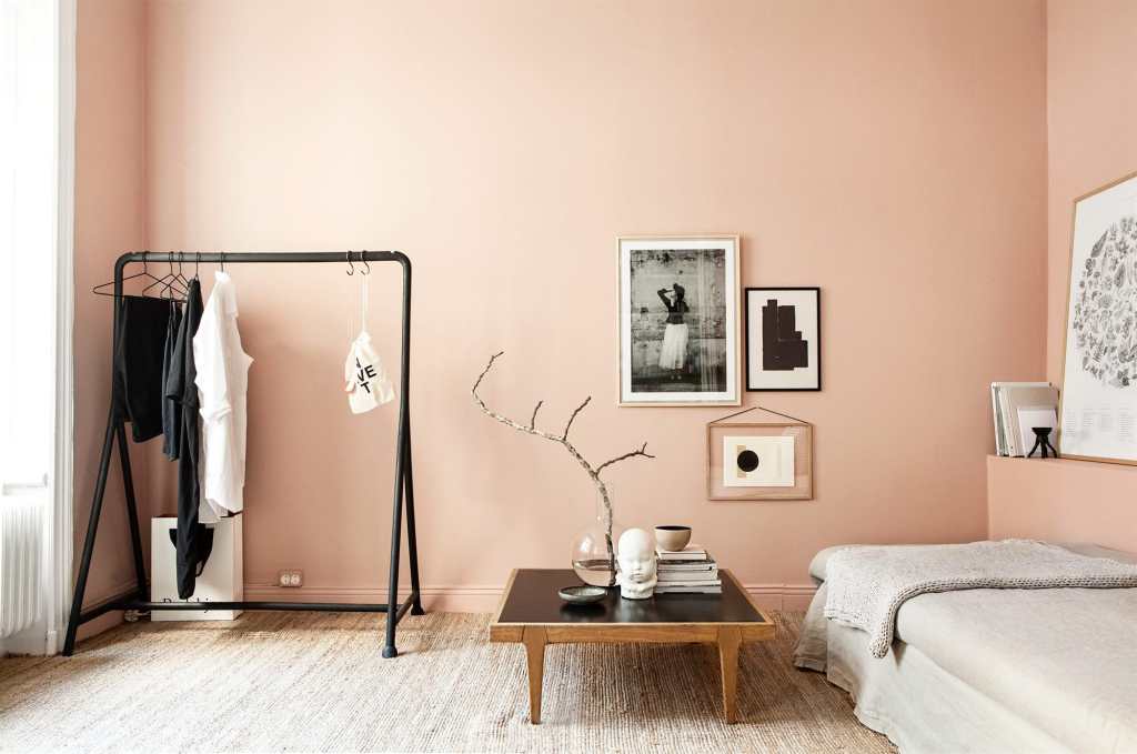 A salmon pink living room room with black accent pieces