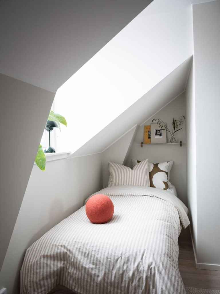 A studio flat with a niche space for a single bed