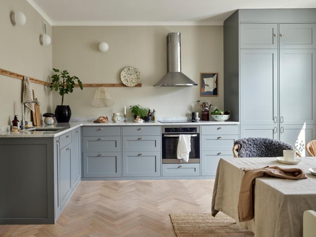 A grey shaker kitchen with an L-shaped layout