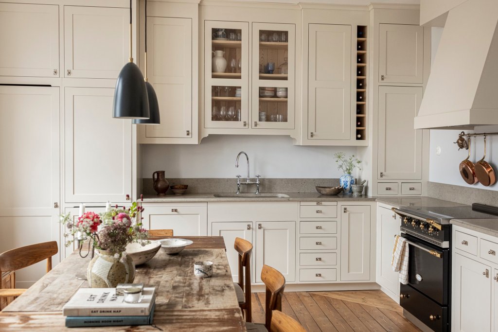 An L-shaped white kitchen in farmhouse style