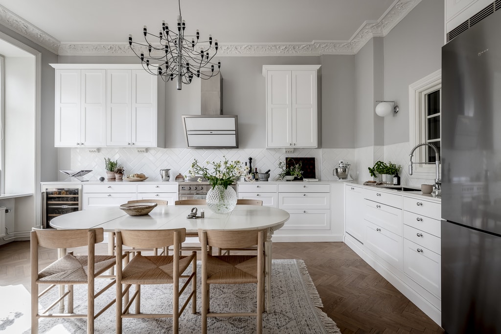 A white shaker kitchen in an L-shaped layout