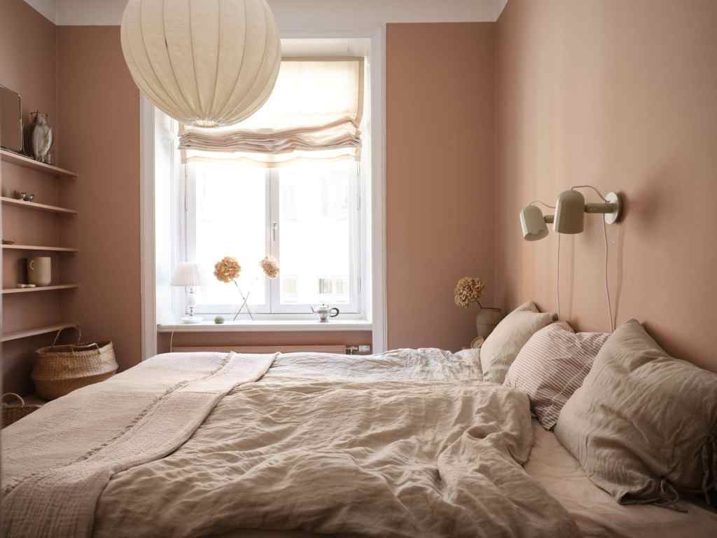 A subtle pink wall color for a warm effect in a small bedroom